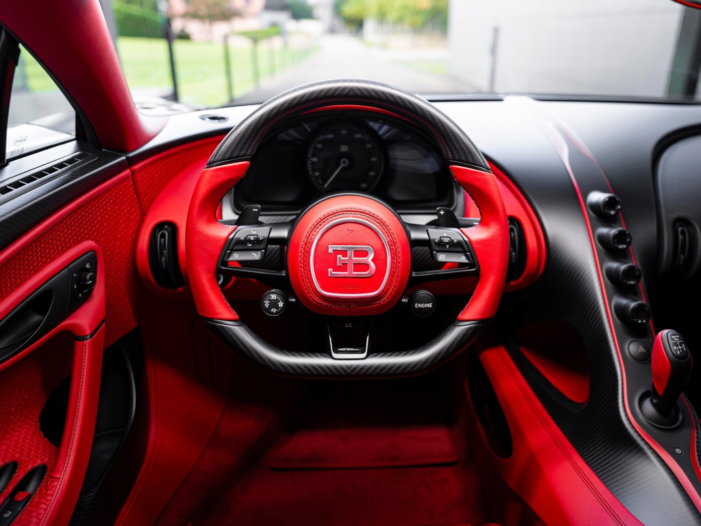 Кожаный салон автомобиля Bugatti Chiron Pur Sport