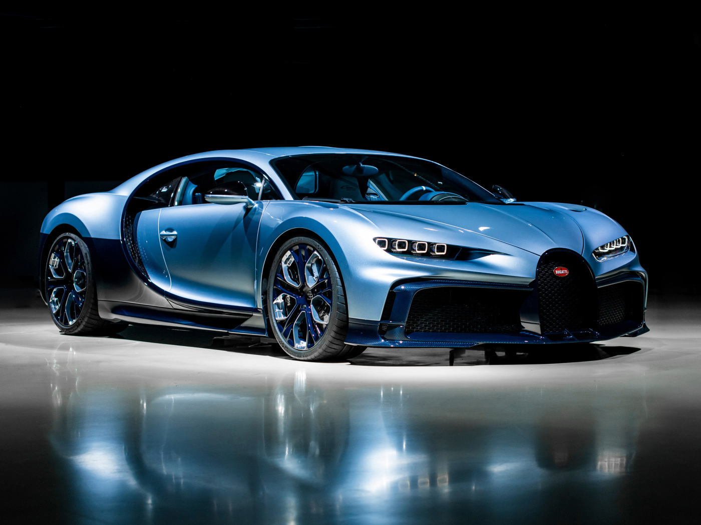 Презентация стильного автомобиля Bugatti Chiron