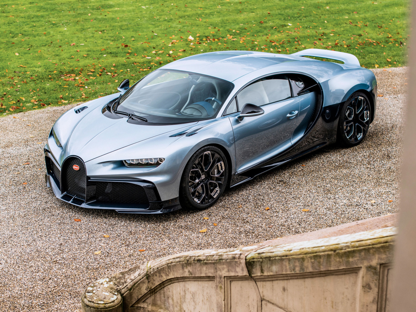 Серебристый Bugatti Chiron Profilée