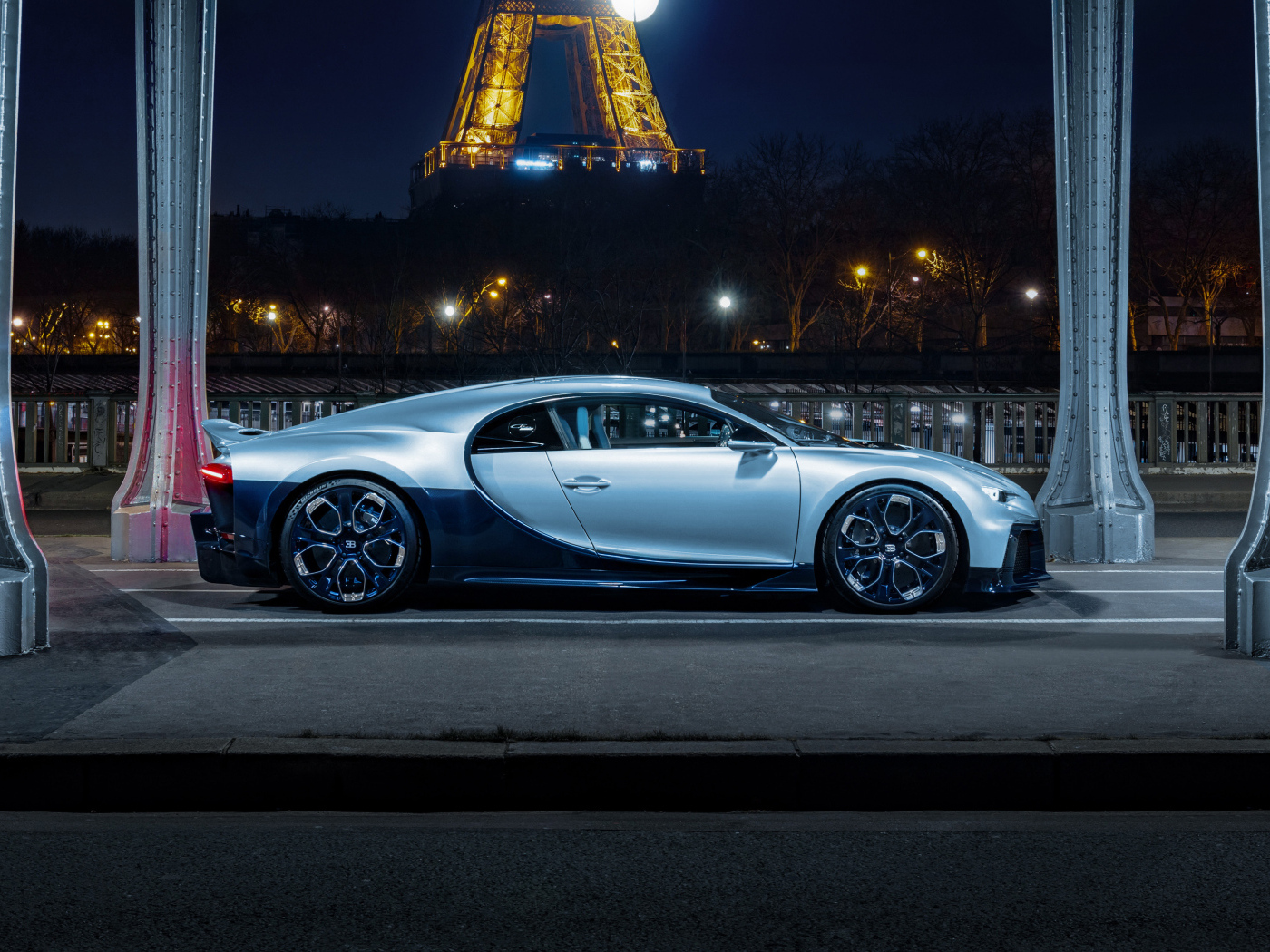 Спорткар Bugatti Chiron Profilée вид сбоку