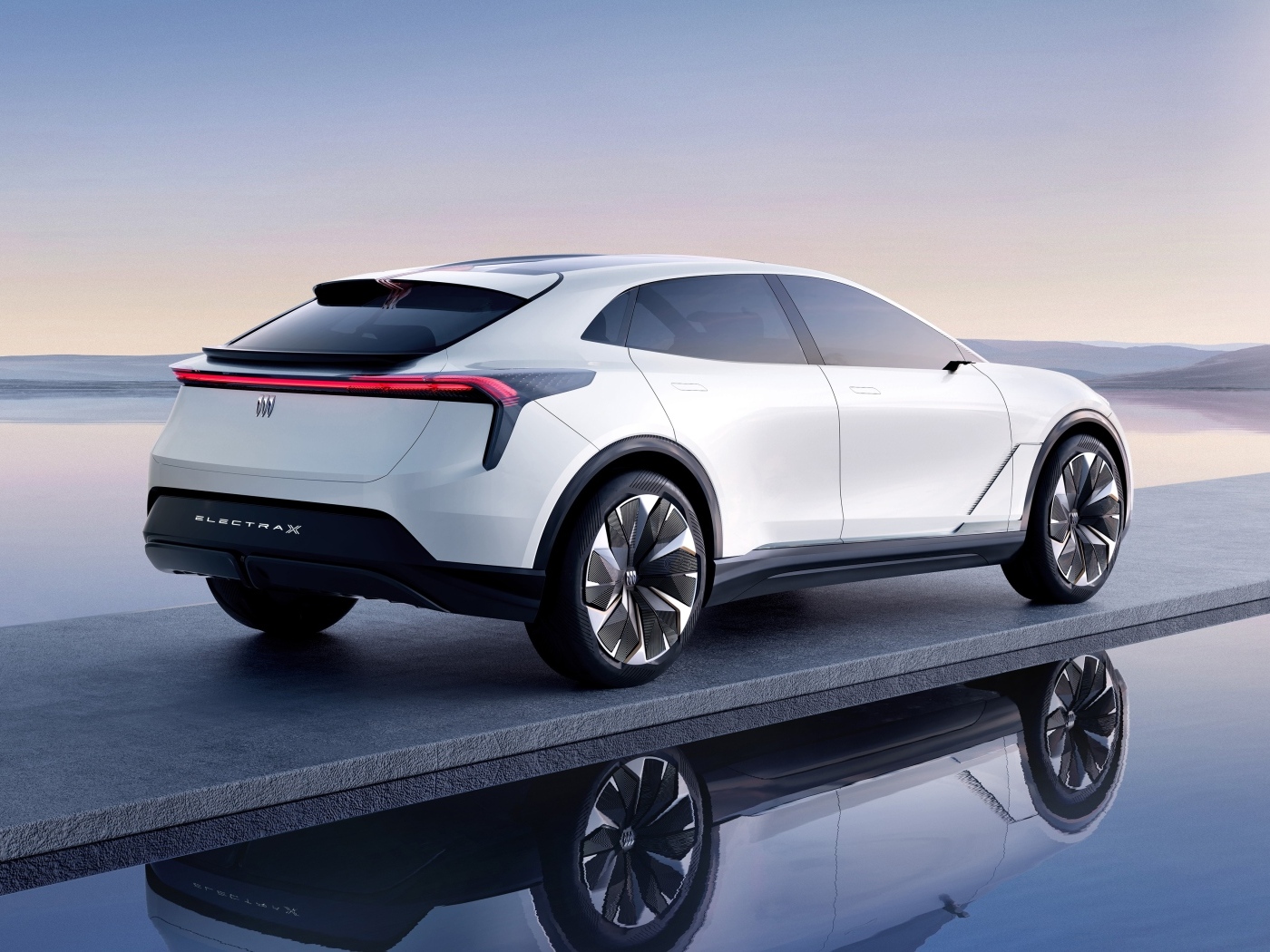 Белый внедорожник Buick Electra-X вид сзади