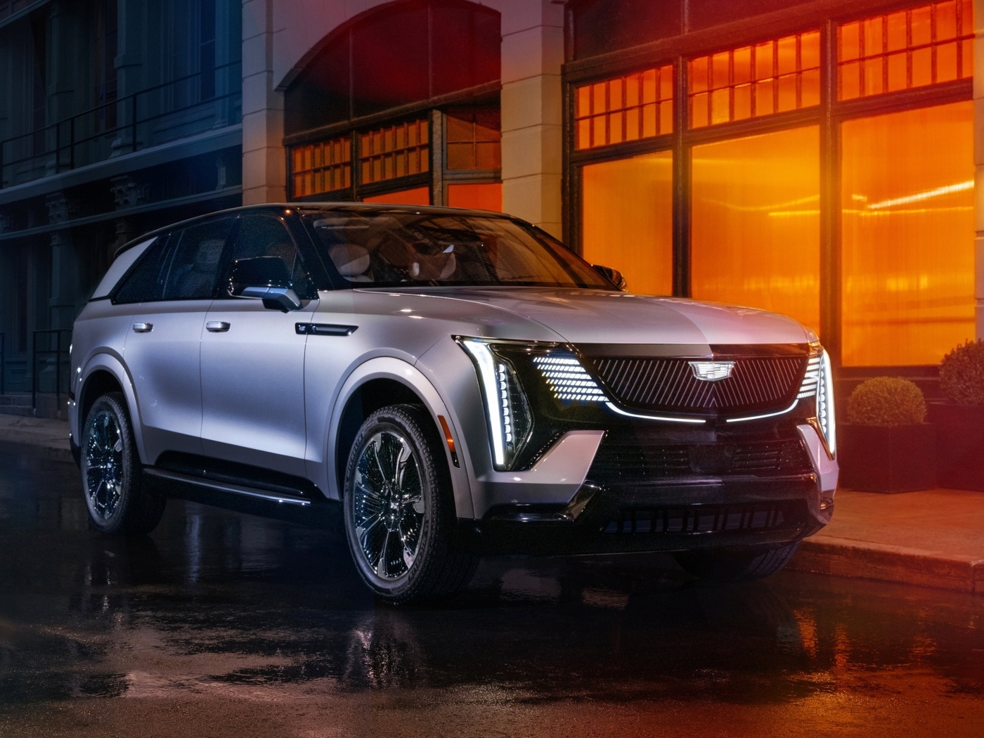 Внедорожник Cadillac Escalade IQ Sport 2025 года у дома