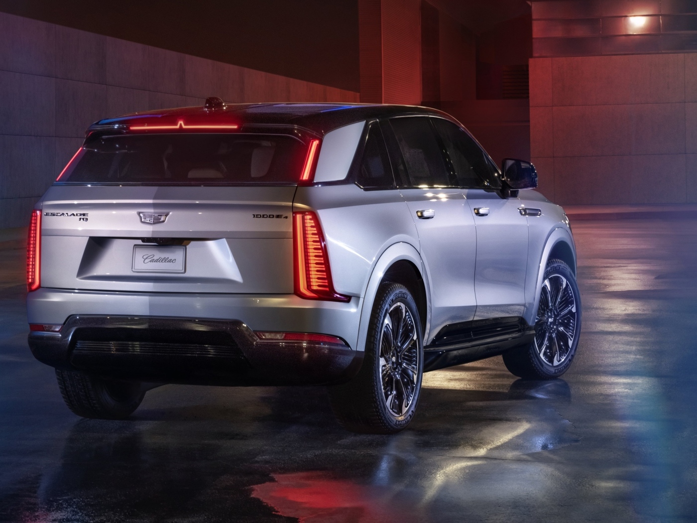 Вид сзади на автомобиль Cadillac Escalade IQ Sport