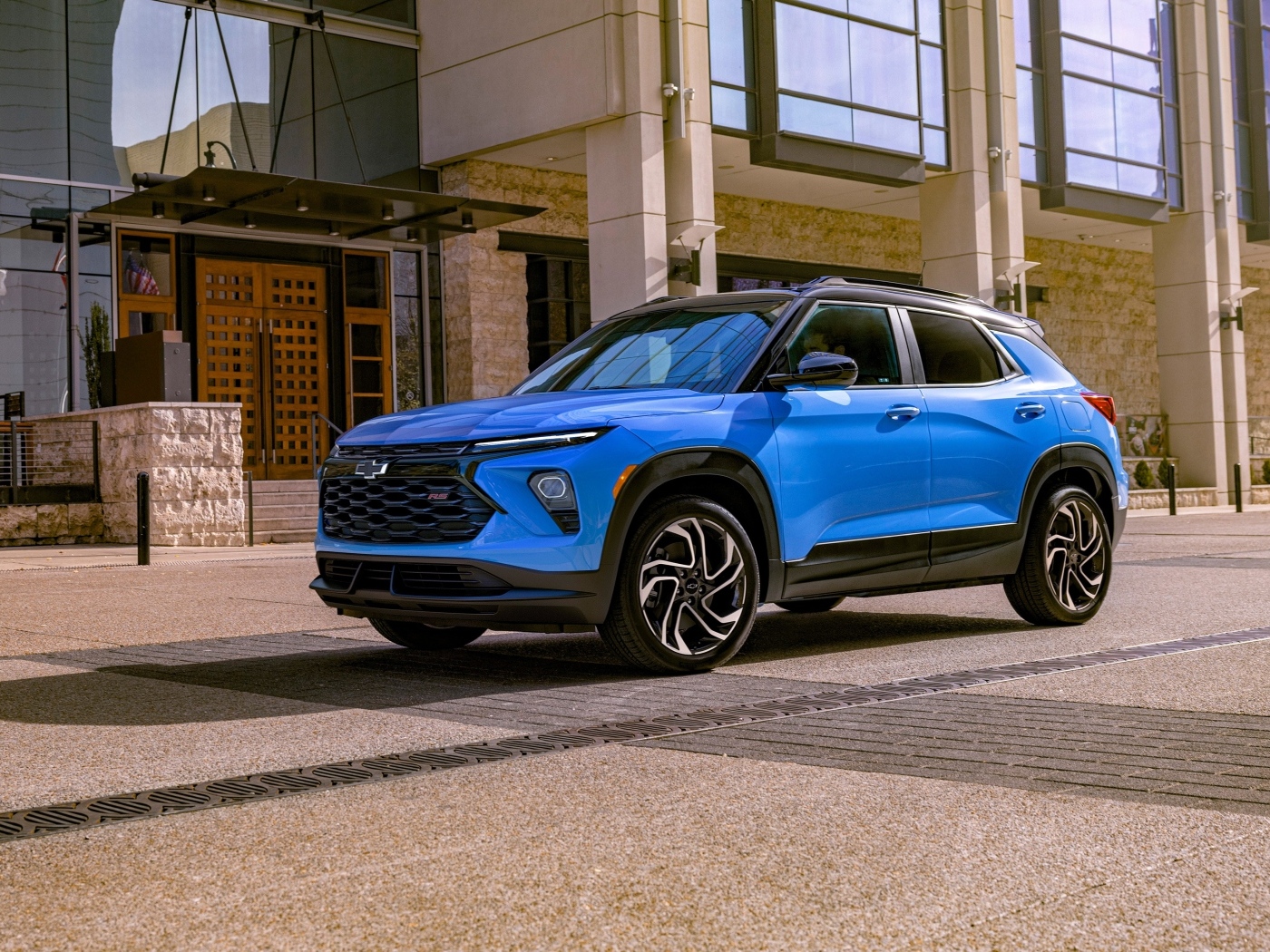 Синий кроссовер Chevrolet TrailBlazer RS 2024 года