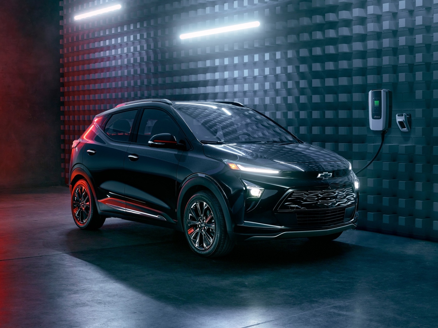 Электрокар Chevrolet Bolt на заправке