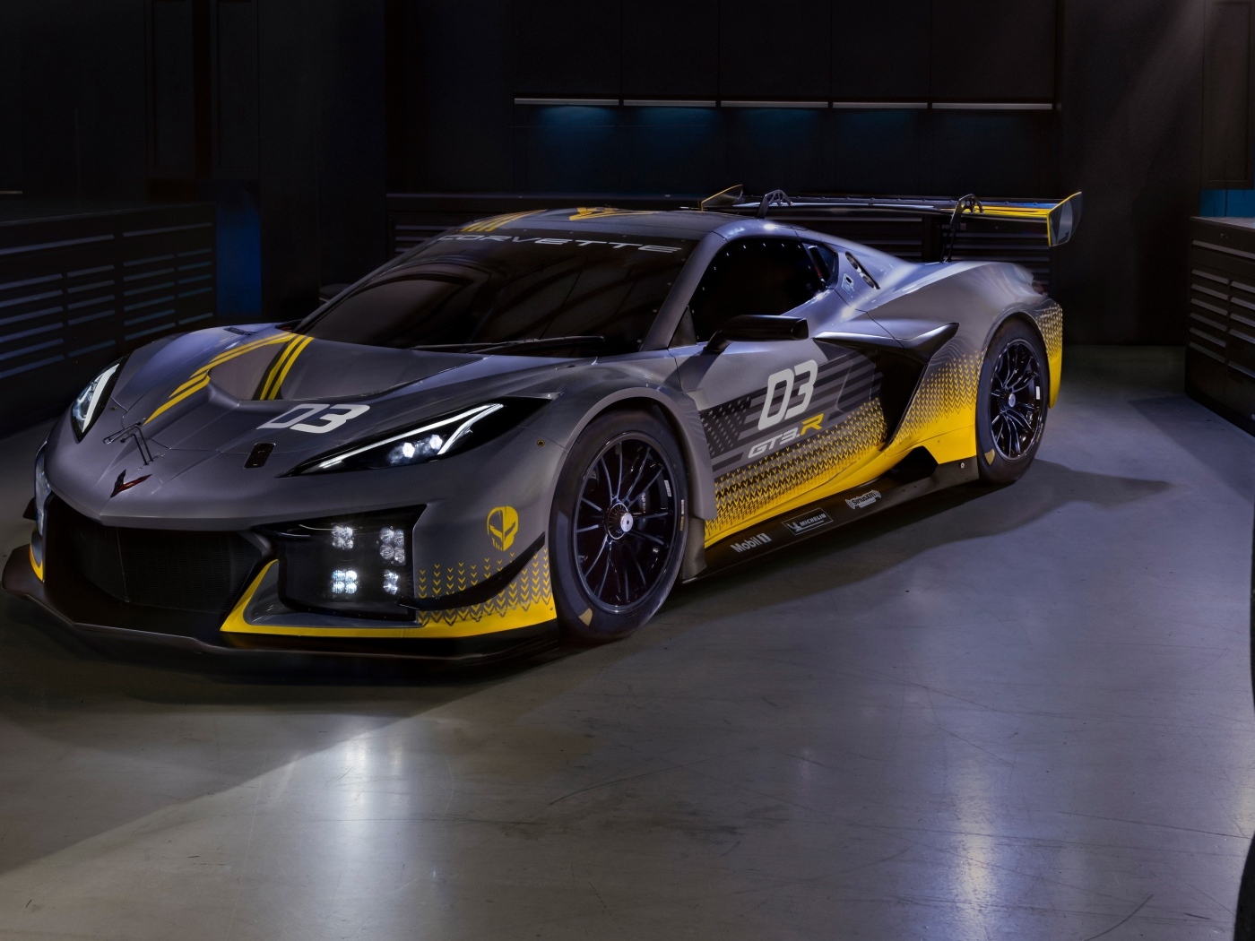 Автомобиль Chevrolet Corvette Z06 GT3 R в гараже