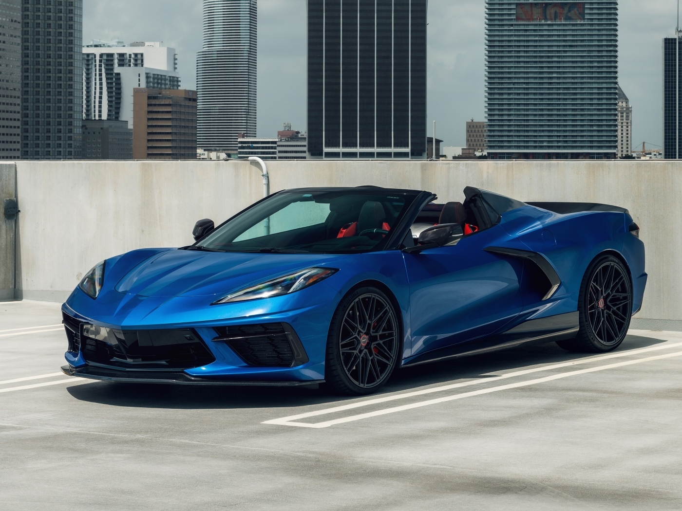 Быстрый синий автомобиль Chevrolet Corvette C8