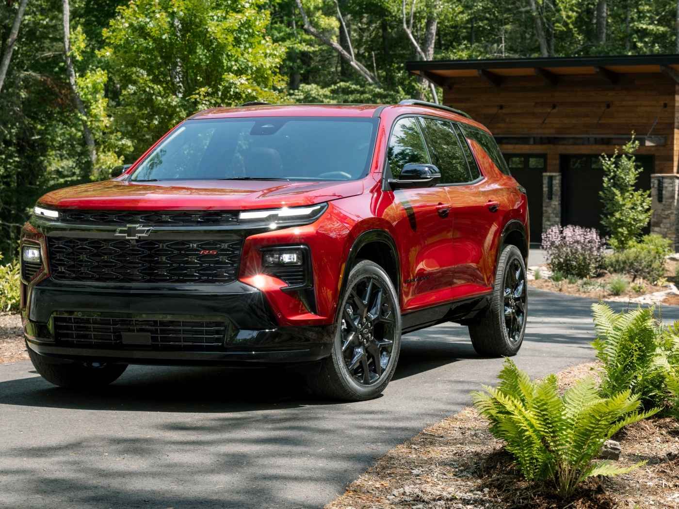 Красный внедорожник Chevrolet Traverse RS 2024 года
