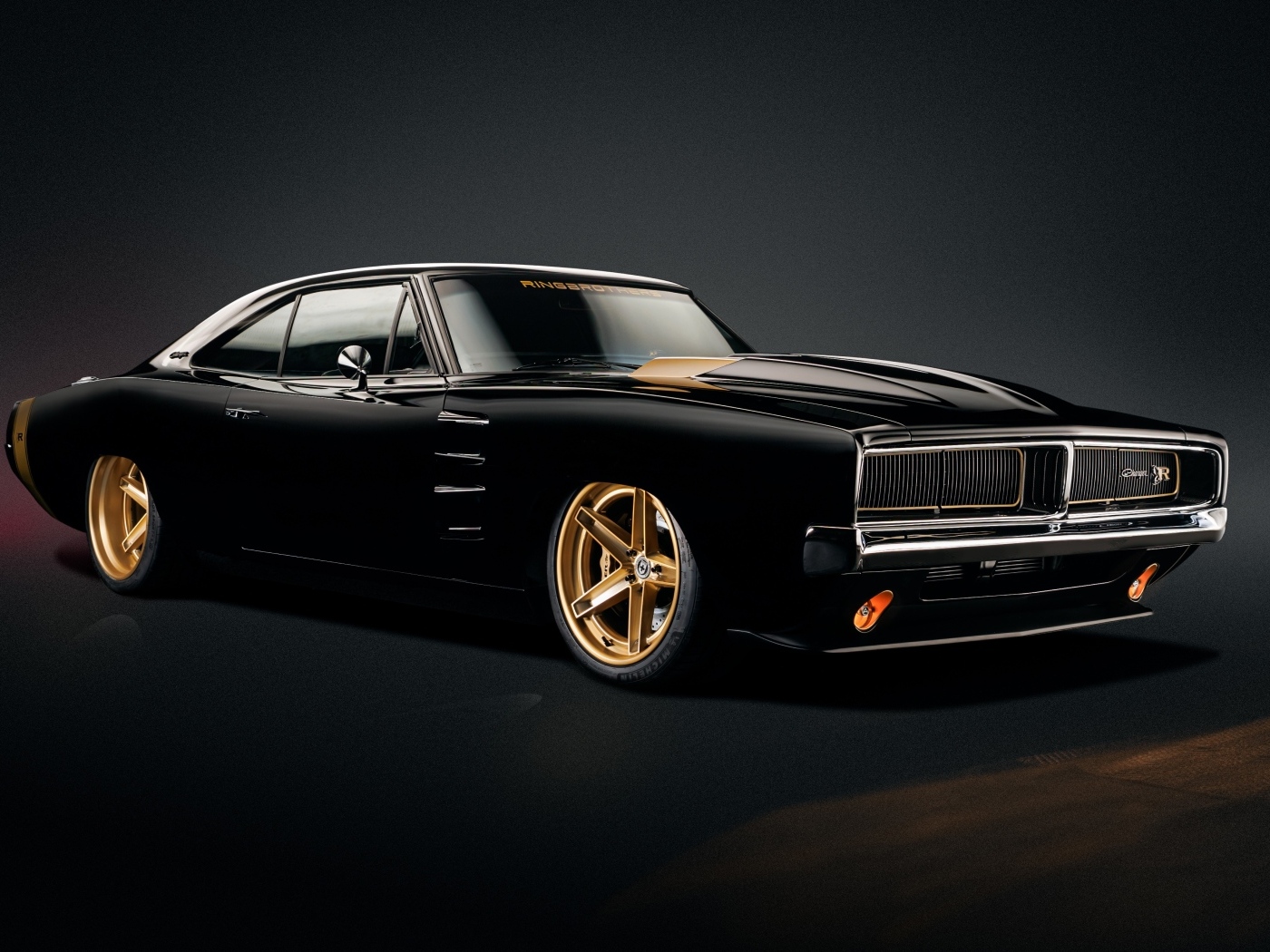 Черный ретро автомобиль Dodge Charger Tusk 1969 года