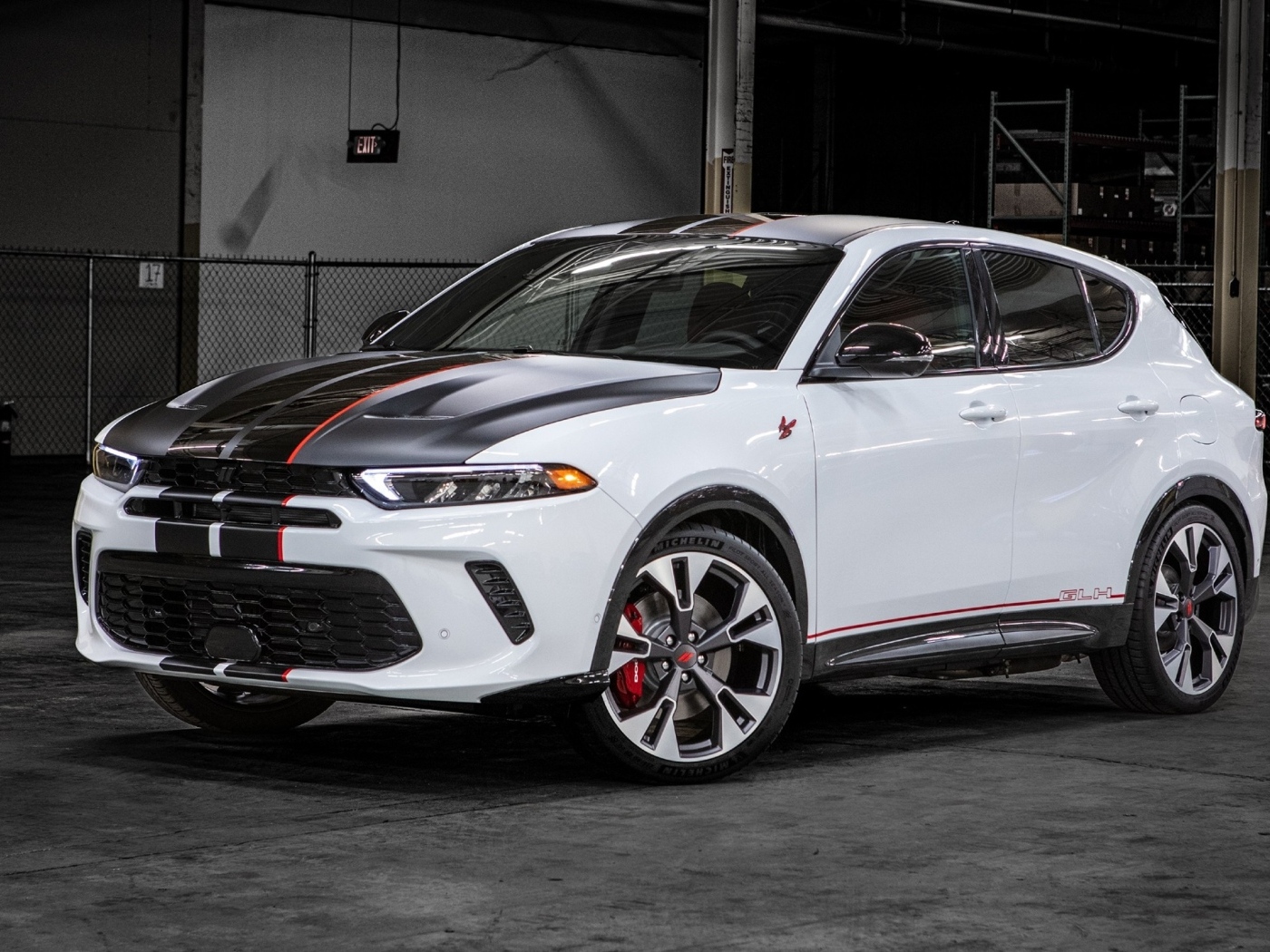 Белый автомобиль Dodge Hornet RT GLH