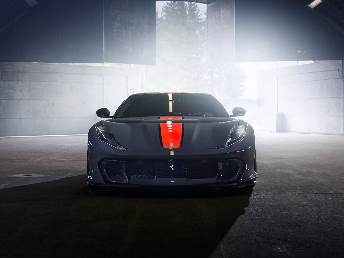 Красивый автомобиль Ferrari 812 вид спереди