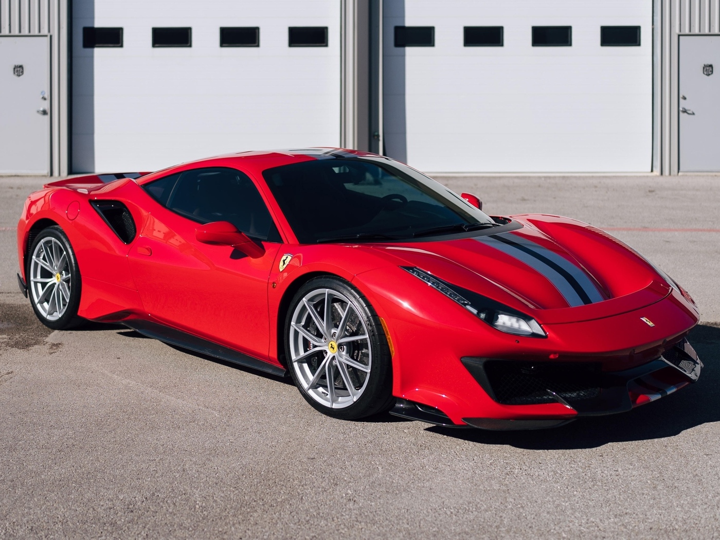Дорогой красный автомобиль Ferrari 488 Pista