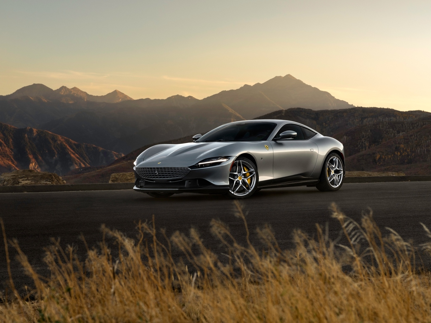 Автомобиль Ferrari Roma на фоне гор