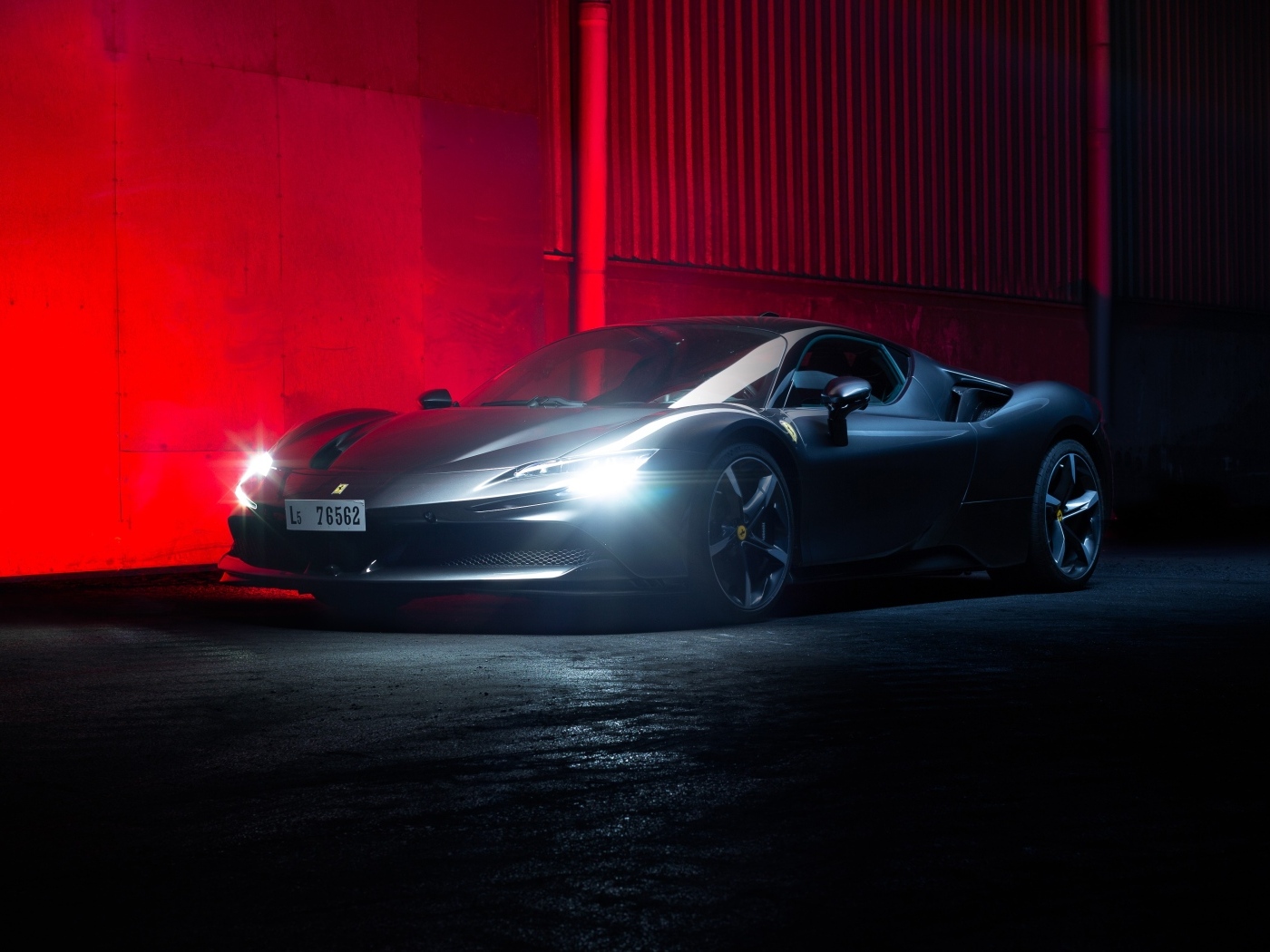 Автомобиль Ferrari SF90 Stradale с включенными фарами на красном фоне