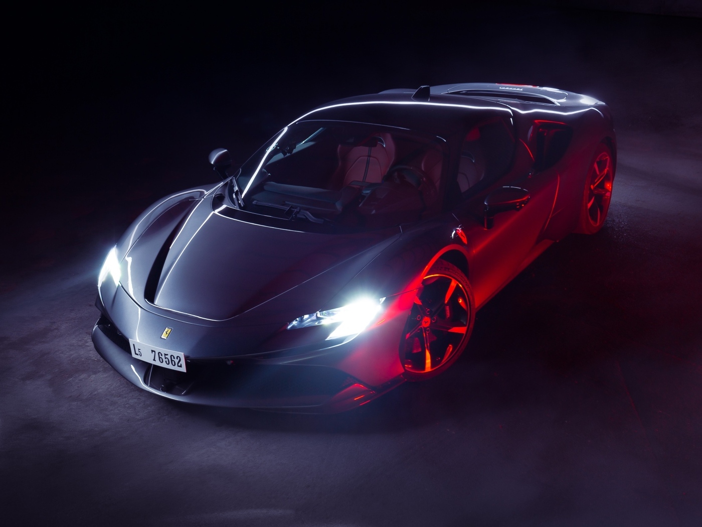 Автомобиль Ferrari SF90 Stradale с включенными фарами