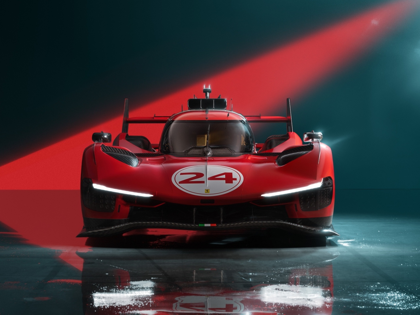 Вид спереди на гоночный автомобиль Ferrari 499P Modificata