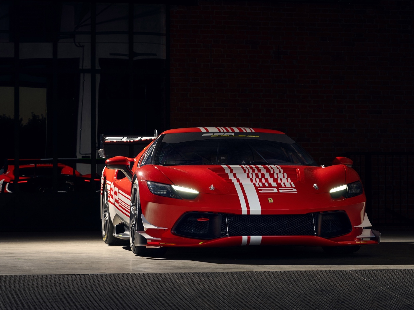 Вид спереди на автомобиль Ferrari 296 Challenge