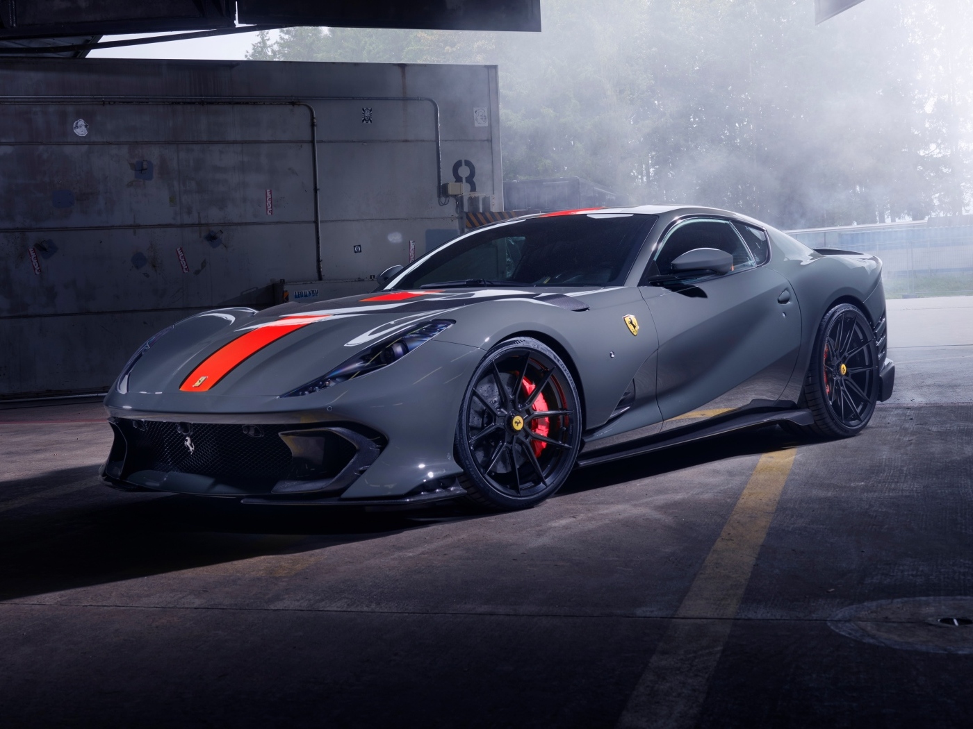 Новый спортивный автомобиль Ferrari 812, 2023 года вид сбоку