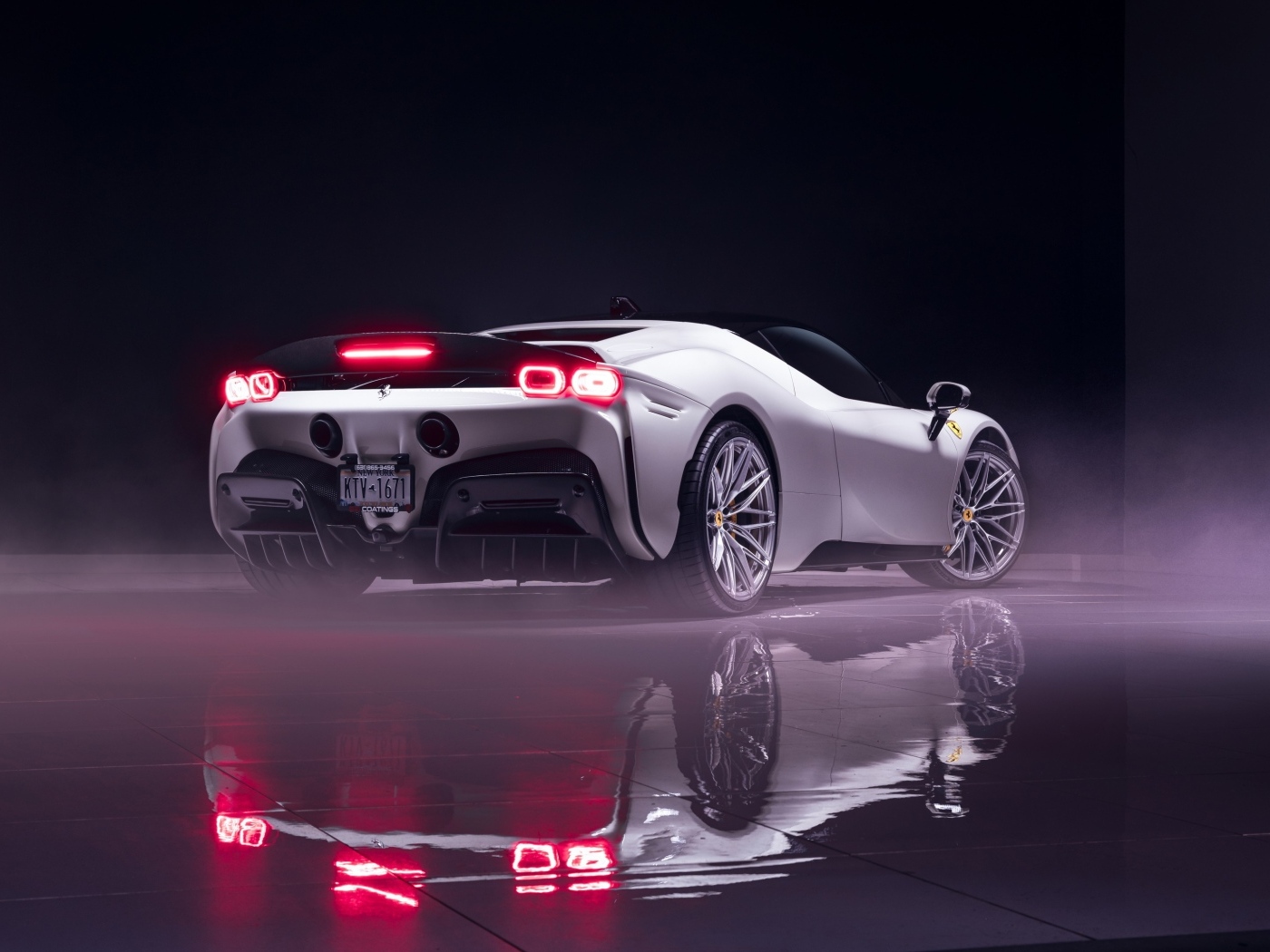 Вид сзади на белый автомобиль Ferrari SF90 Stradale