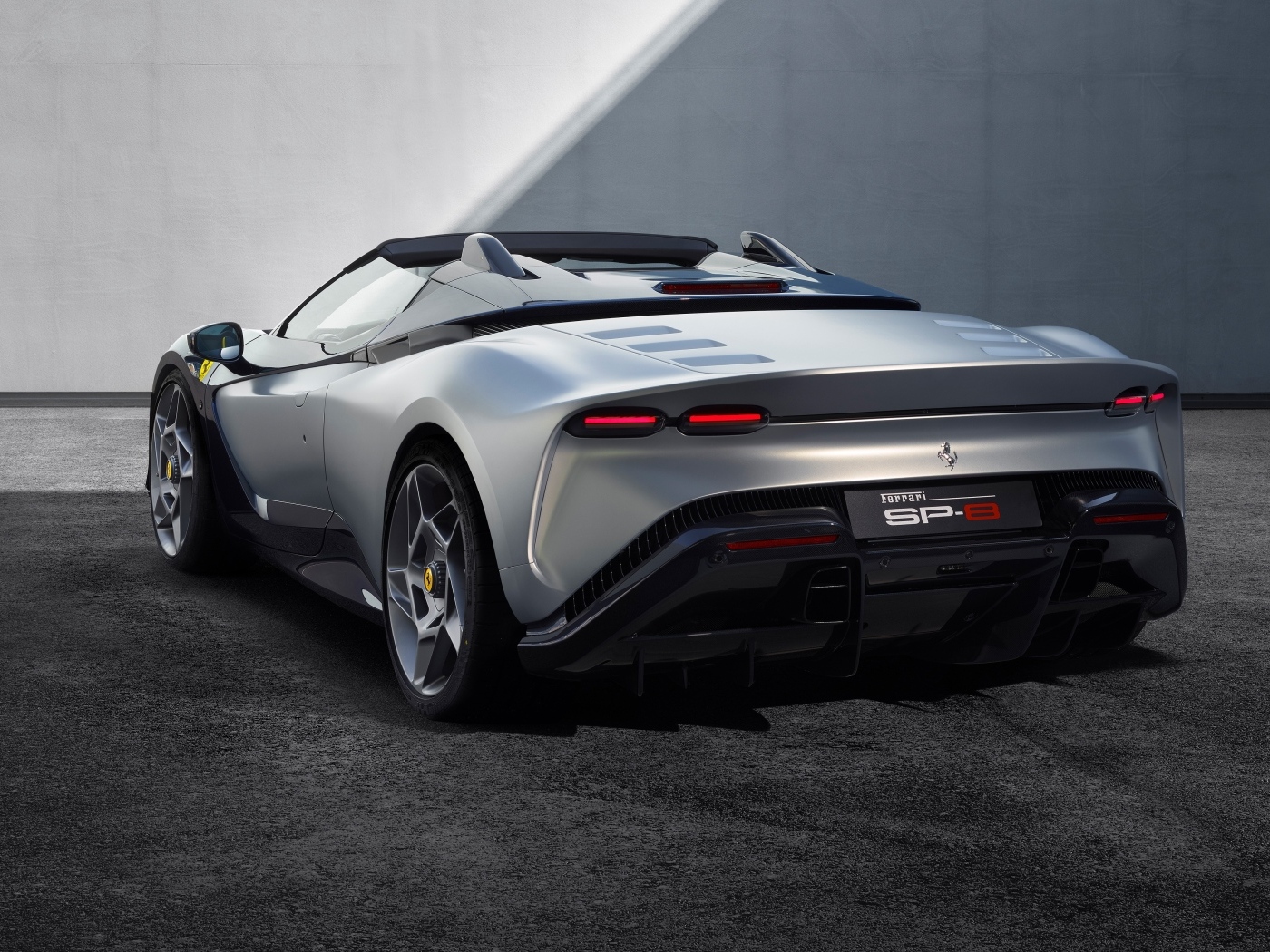 Вид сзади на автомобиль Ferrari SP-8
