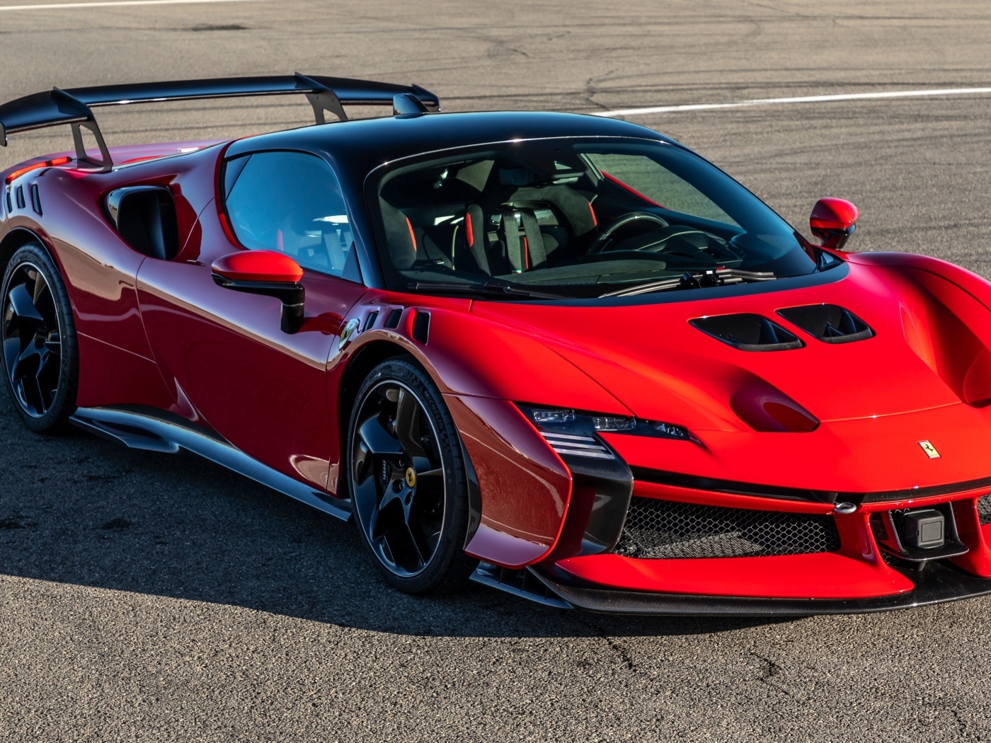 Красный быстрый автомобиль Ferrari SF90 XX Stradale 2023 года