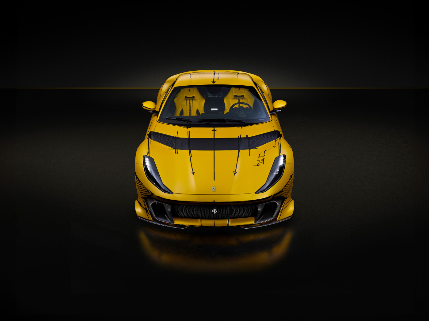 Желтый автомобиль Ferrari 812 вид спереди