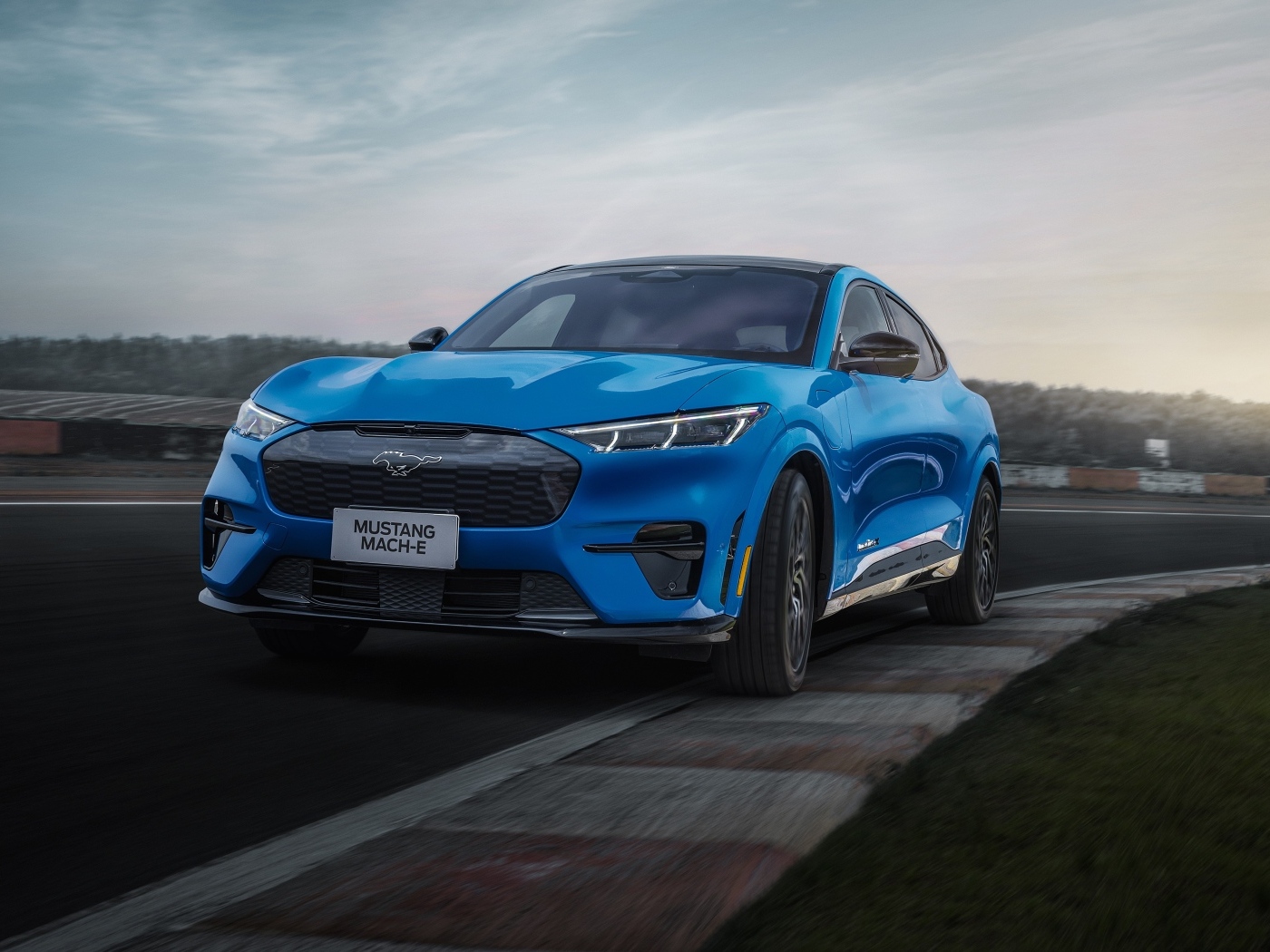 Голубой автомобиль Ford Mustang Mach-E GT Performance 2023 года на трассе