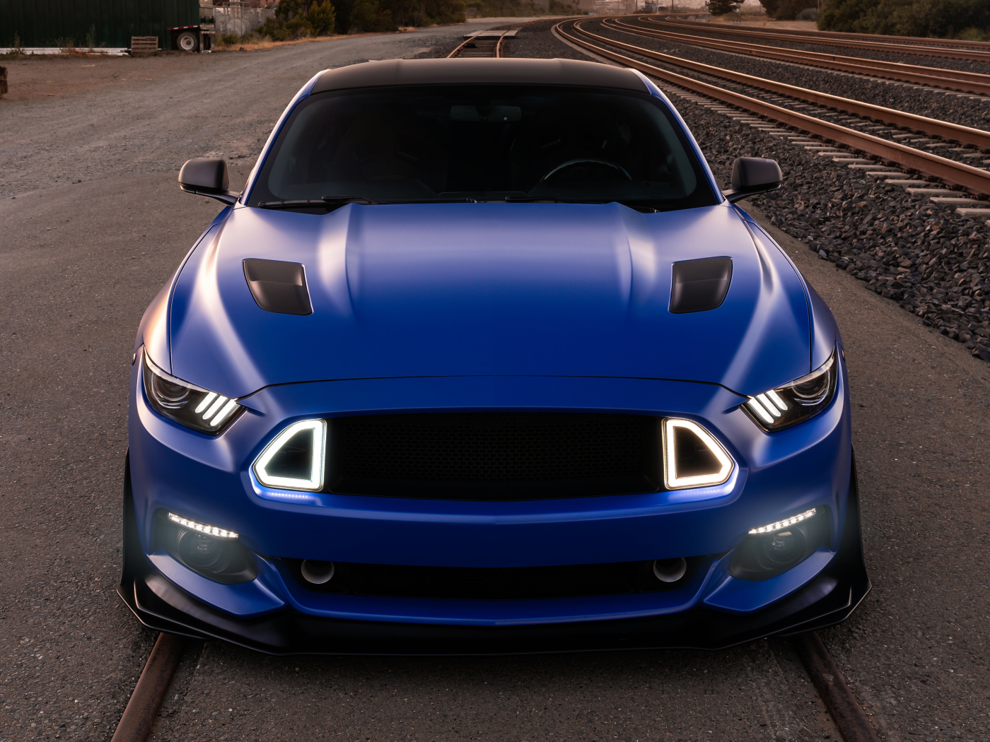 Синий Ford Mustang GT вид спереди