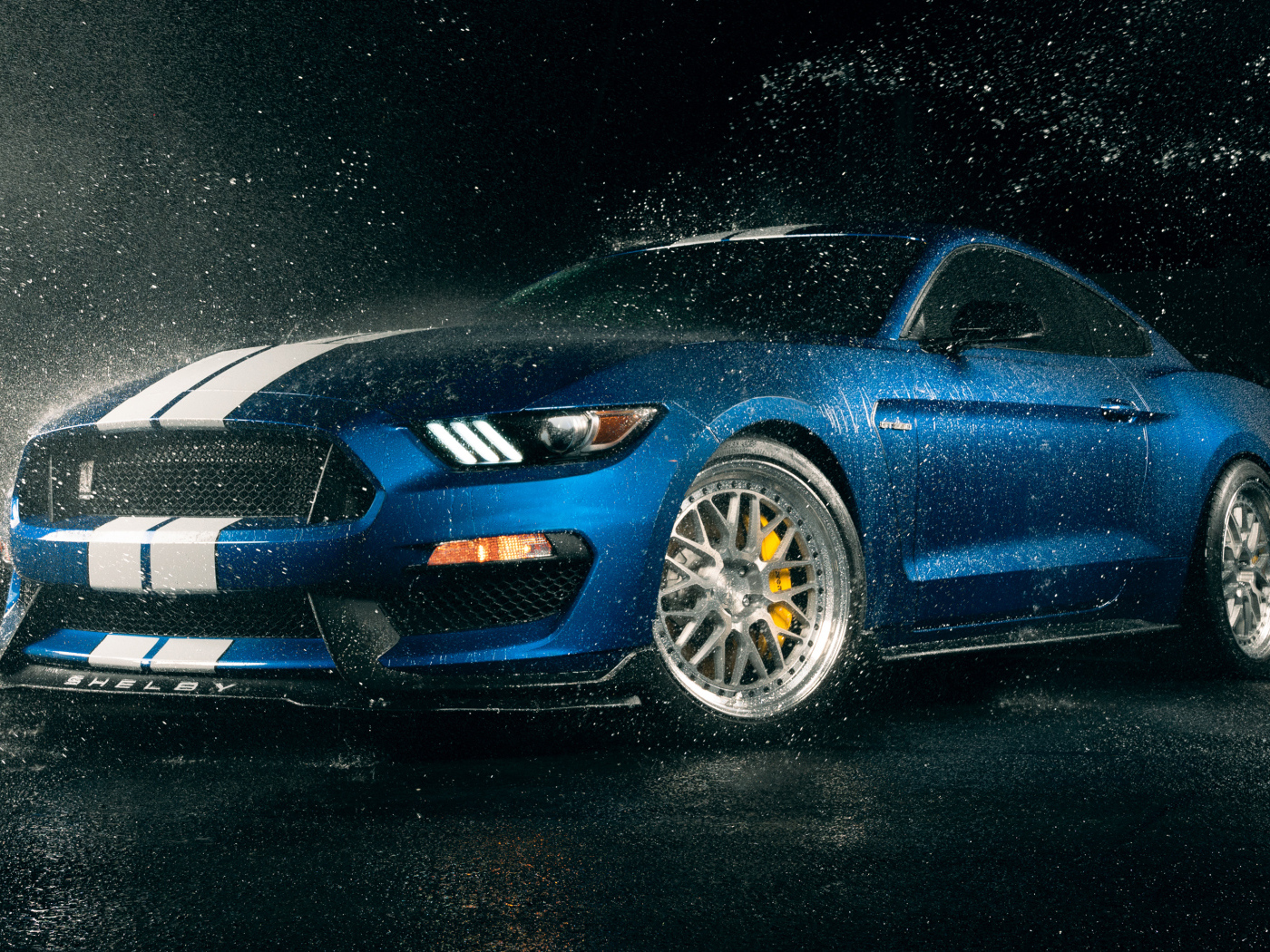 Форд Shelby GT350 под дождем