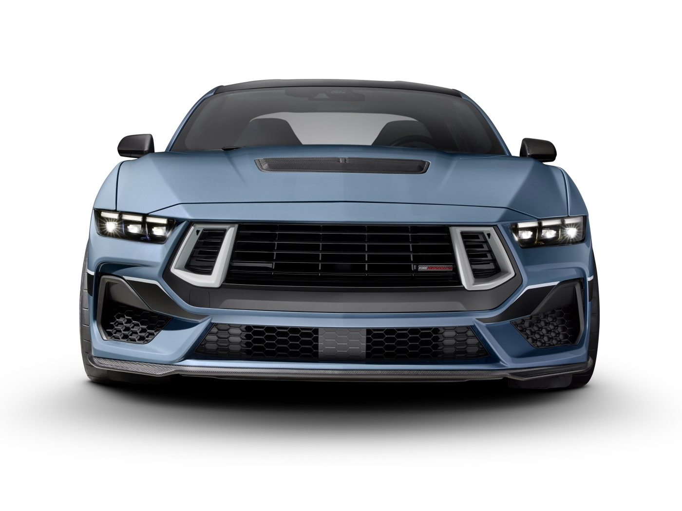 Вид спереди на автомобиль Ford Mustang FP800S