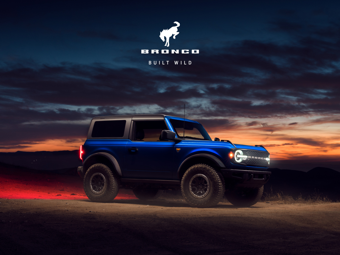 Внедорожник Ford Bronco на фоне красивого неба