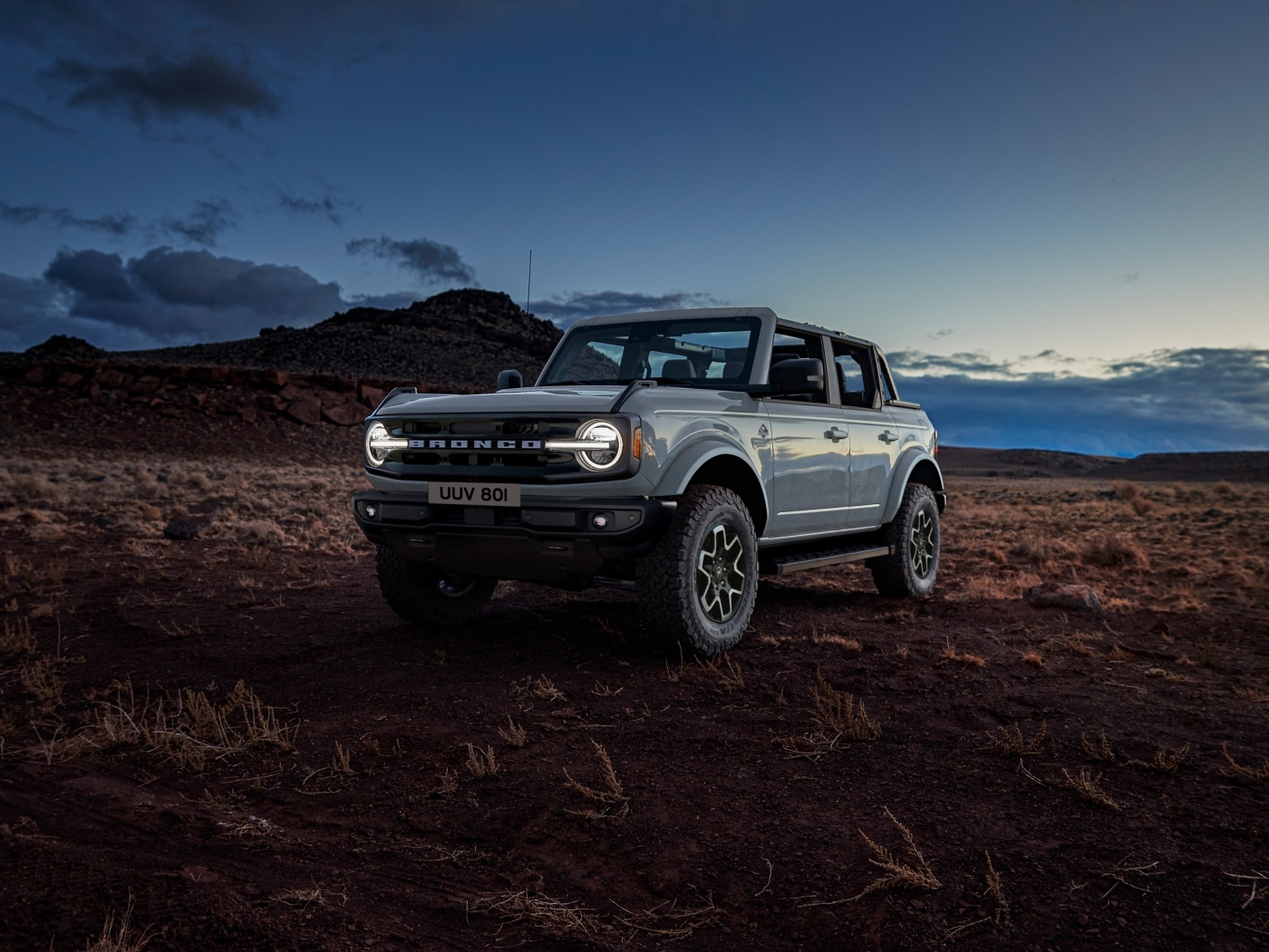 Внедорожник Ford Bronco  на песке