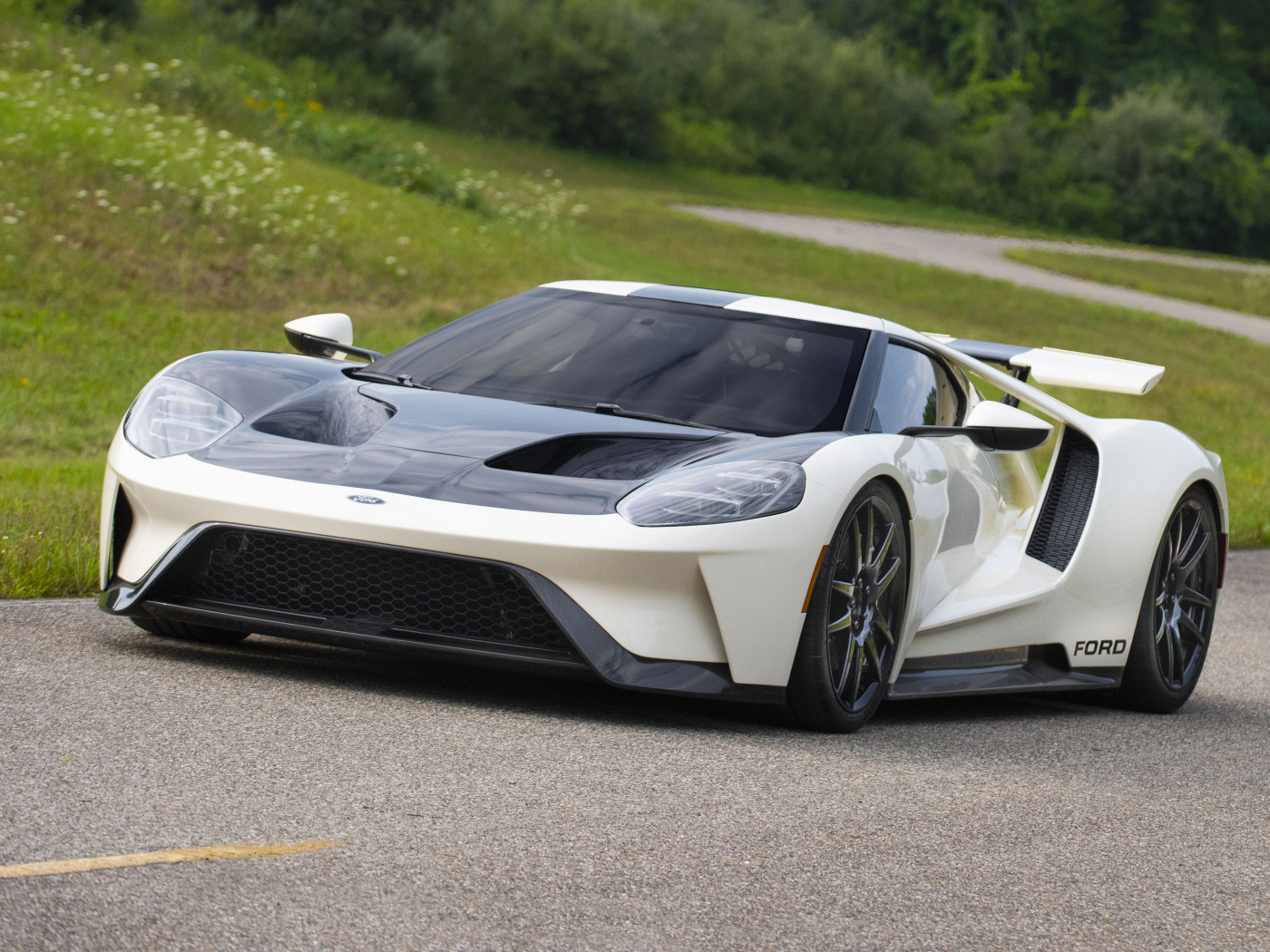 Стильный Ford GT 64 Heritage, 2022 года на дороге