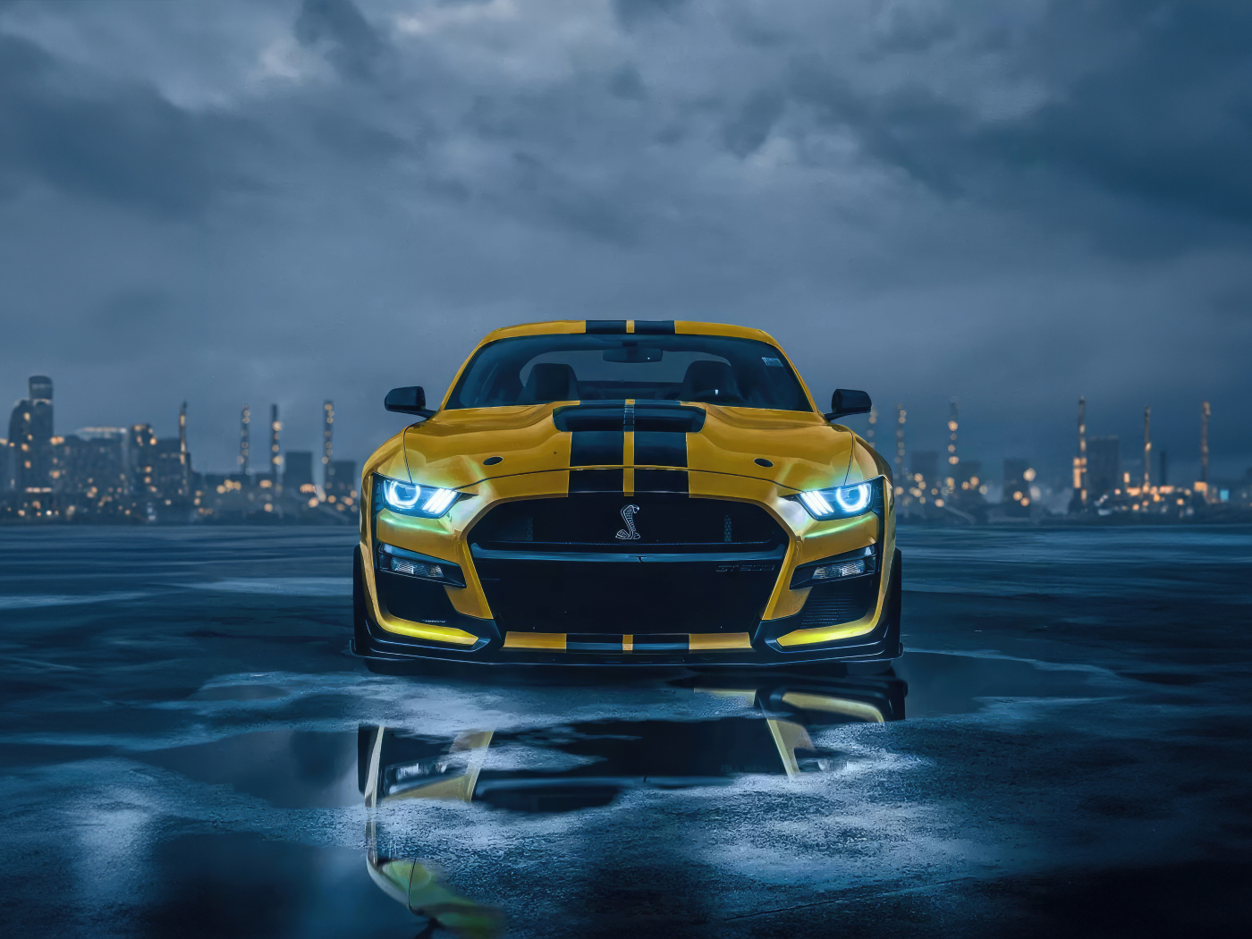 Желтый спортивный автомобиль Ford Mustang на фоне грозового неба