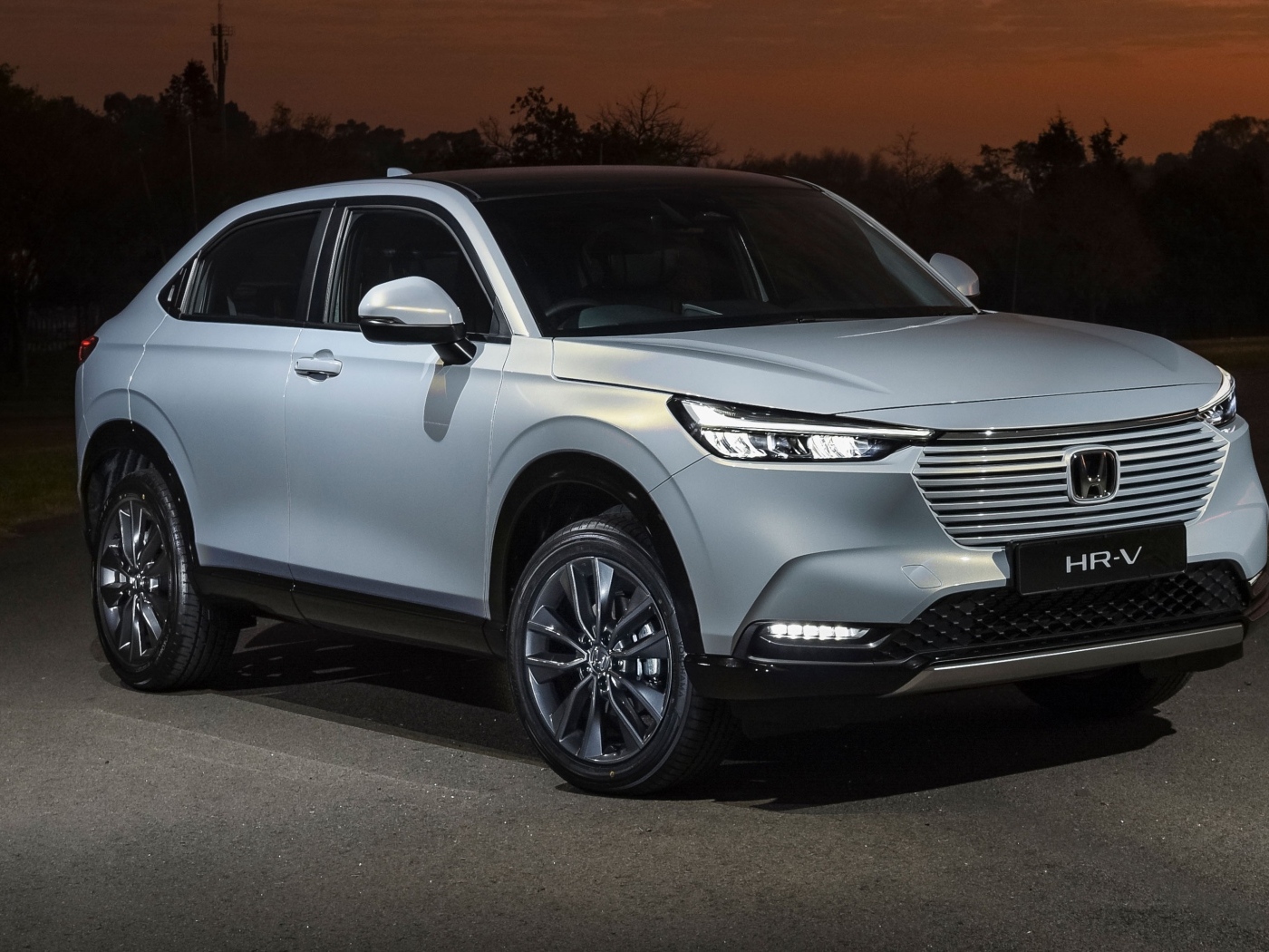 Серебристый Honda HR-V ночью