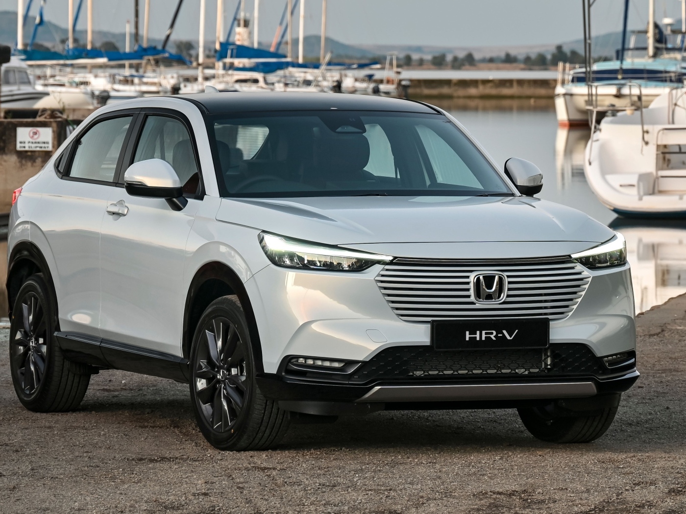 Серебристый внедорожник Honda HR-V 2022