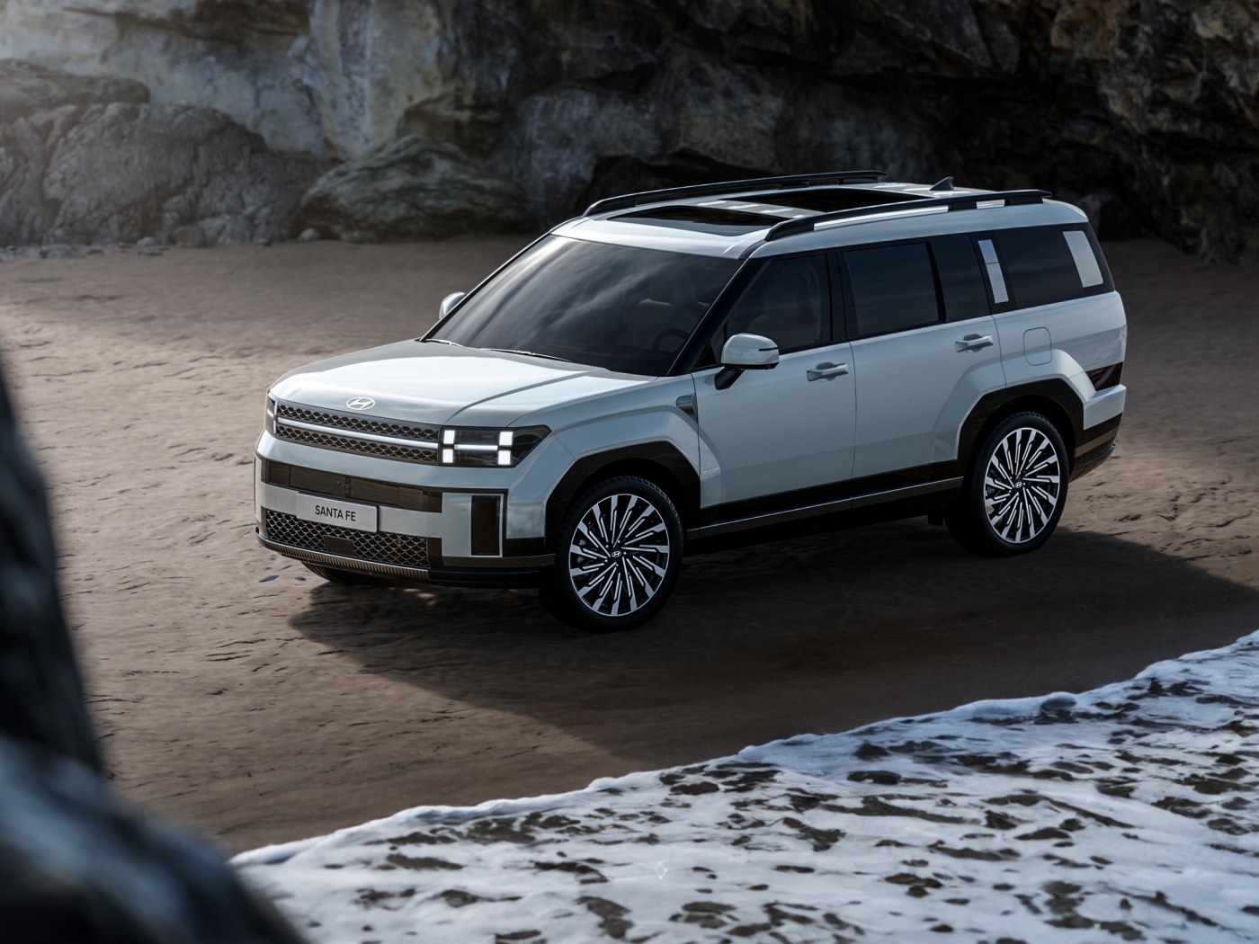 Внедорожник Hyundai Santa Fe 2024 года в горах