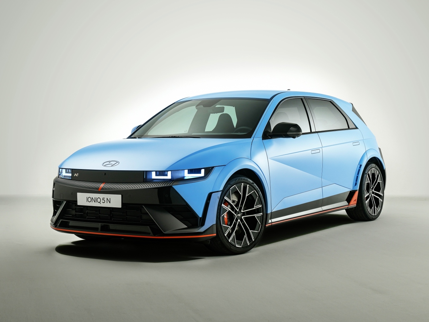 Голубой автомобиль Hyundai IONIQ 5 N