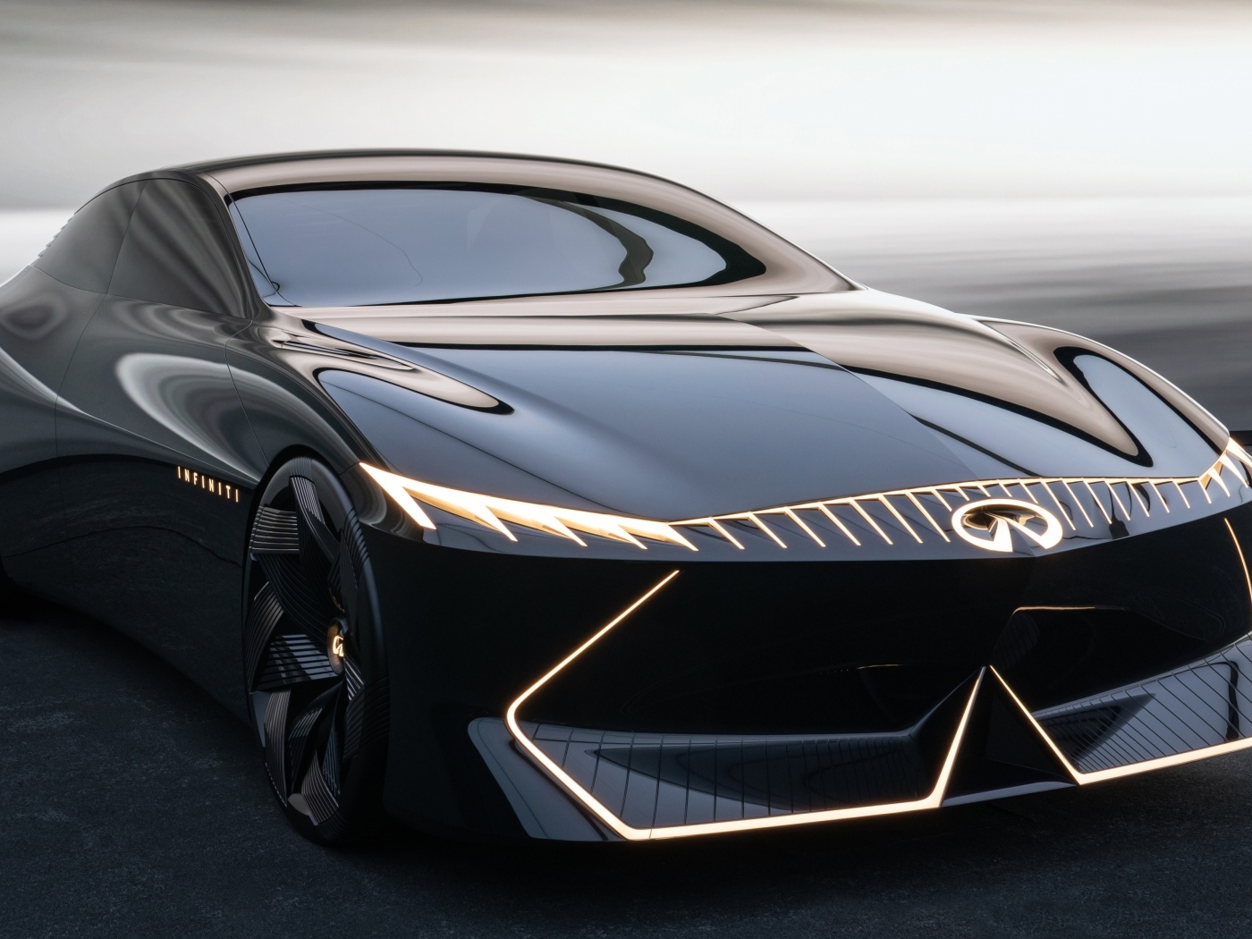 Вид спереди на черный автомобиль Infiniti Vision Qe 2023 года