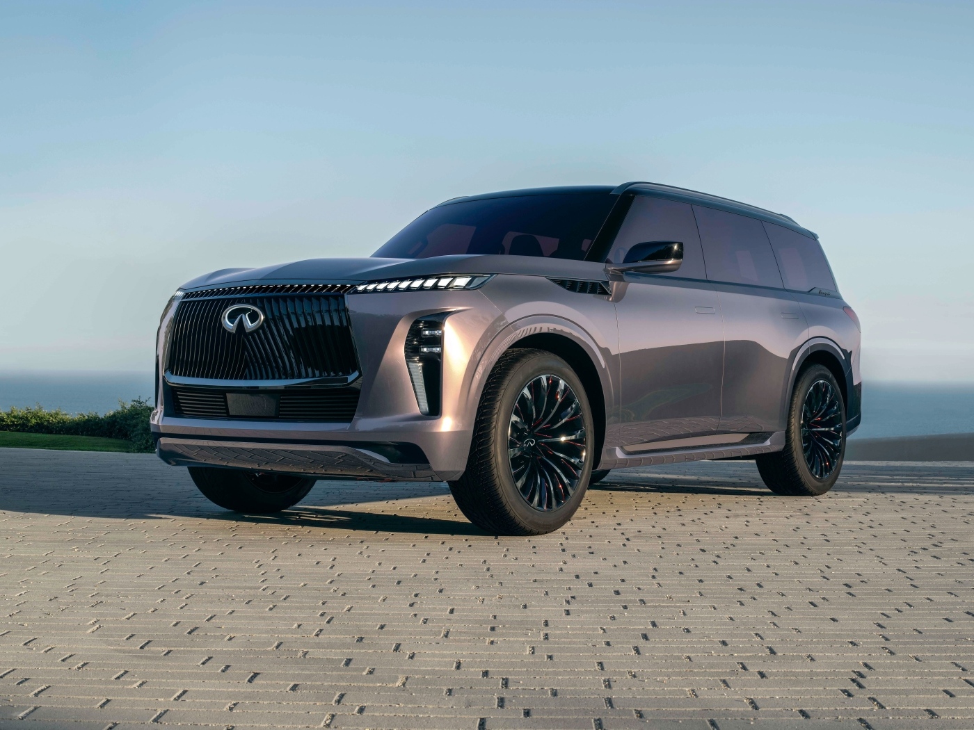 Большой серебристый внедорожник Infiniti QX Monograph