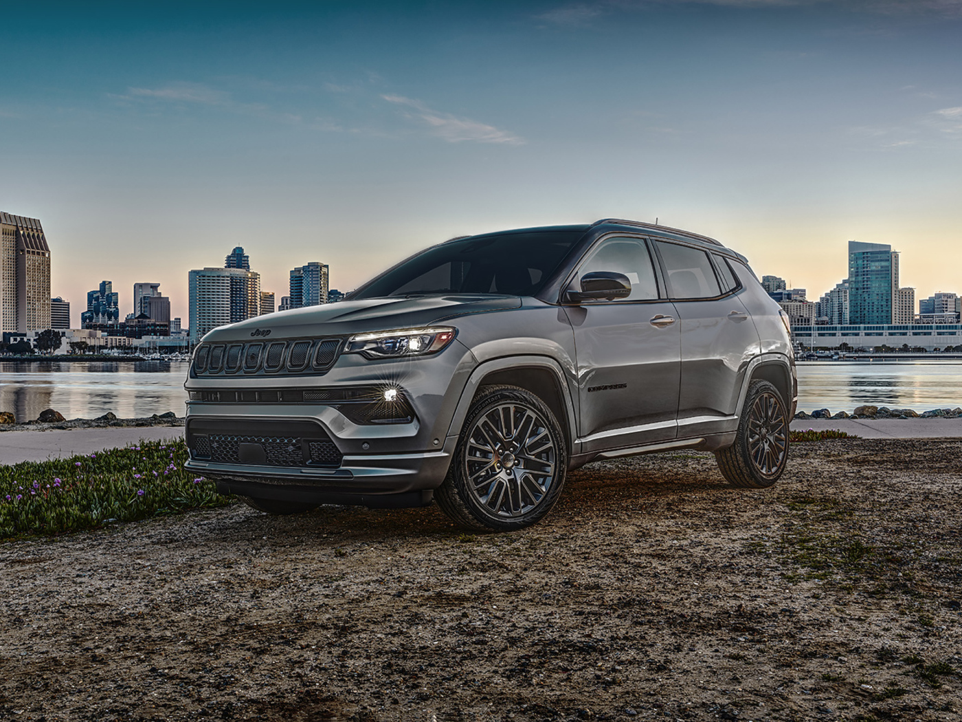 Красивый автомобиль Jeep Compass High Altitude, 2022 года на фоне города