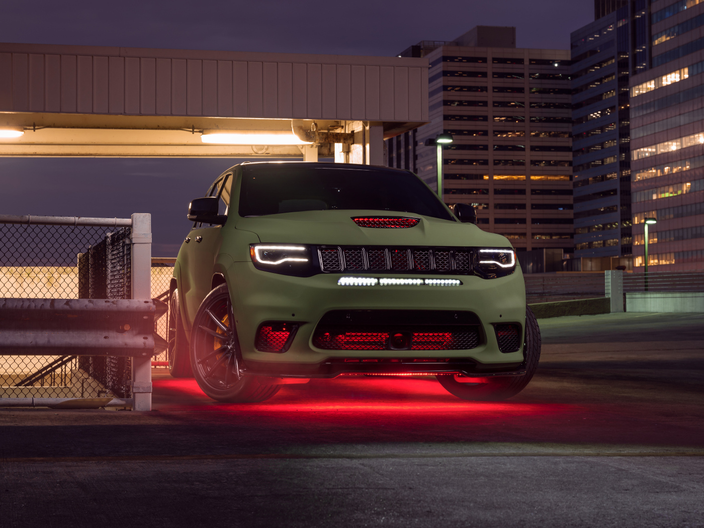 Большой стильный Jeep Trackhawk у здания