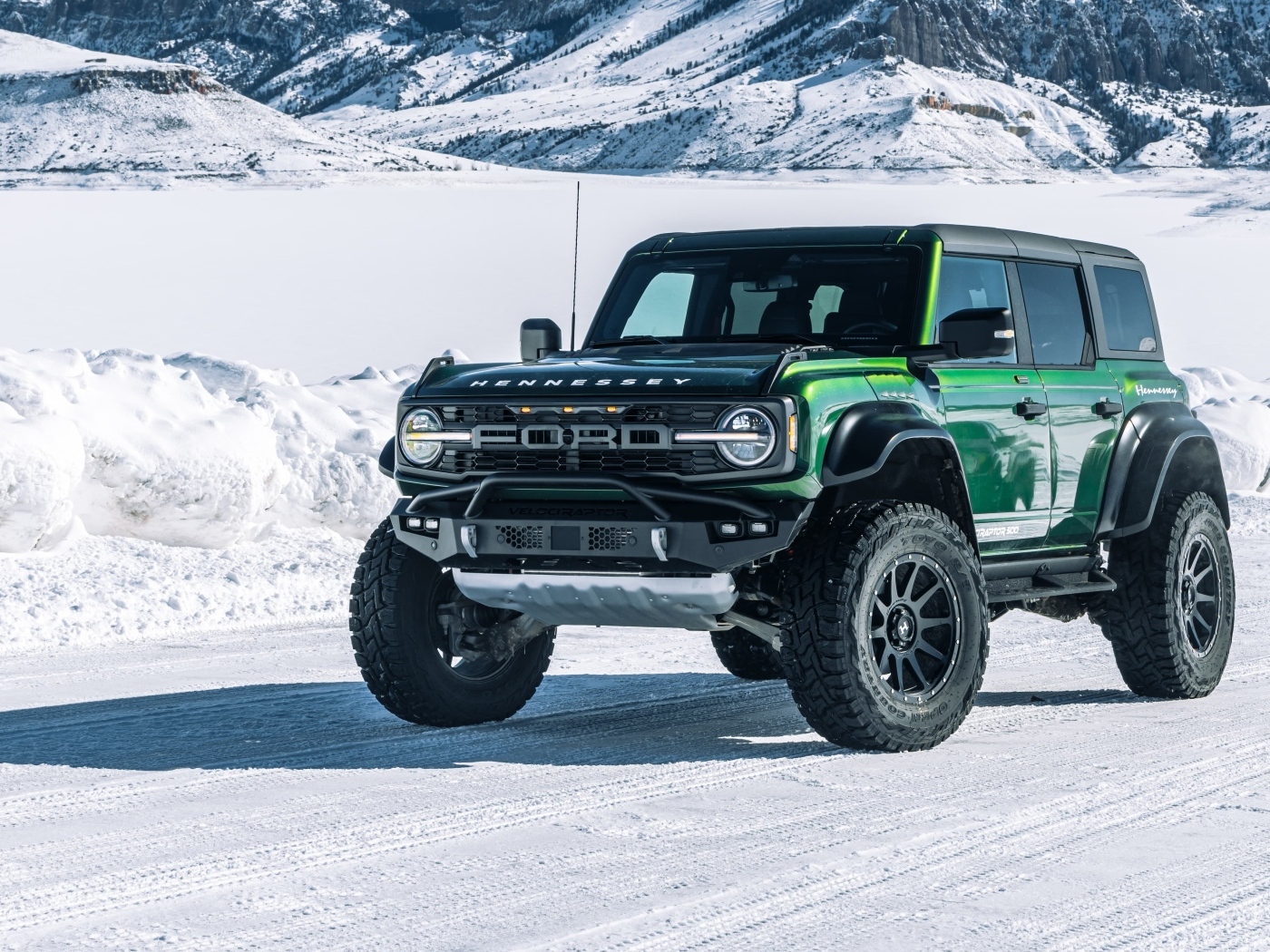 Зеленый джип Hennessey VelociRaptor 500 Bronco 2023 года на снегу