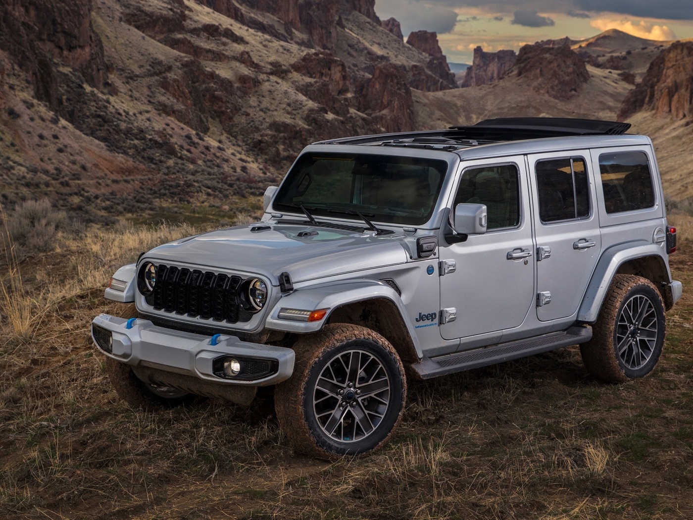Серебристый  Jeep Wrangler Unlimited High Altitude 4xe 2023 года