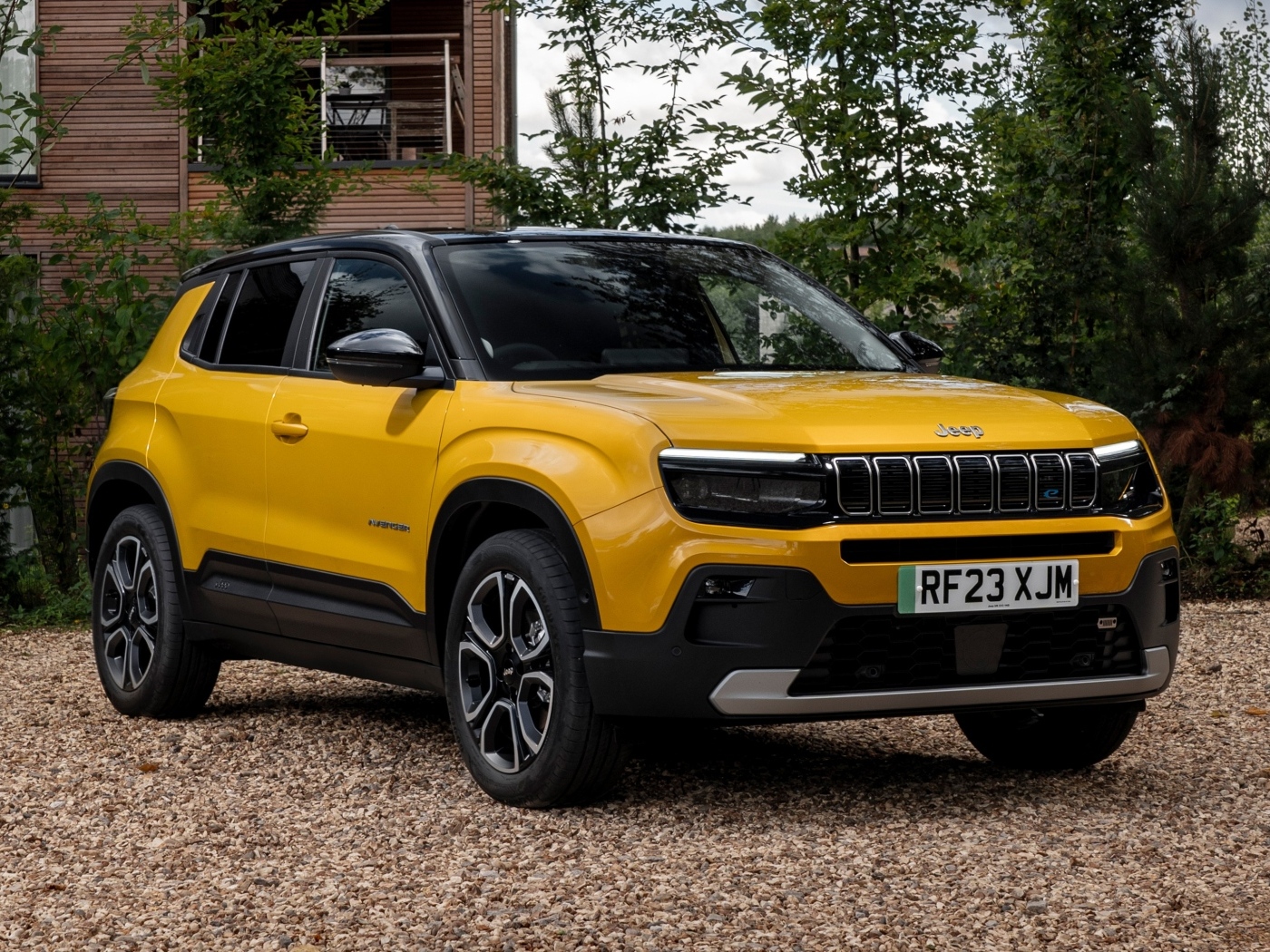 Желтый автомобиль Jeep Avenger BEV Summit 2023 года