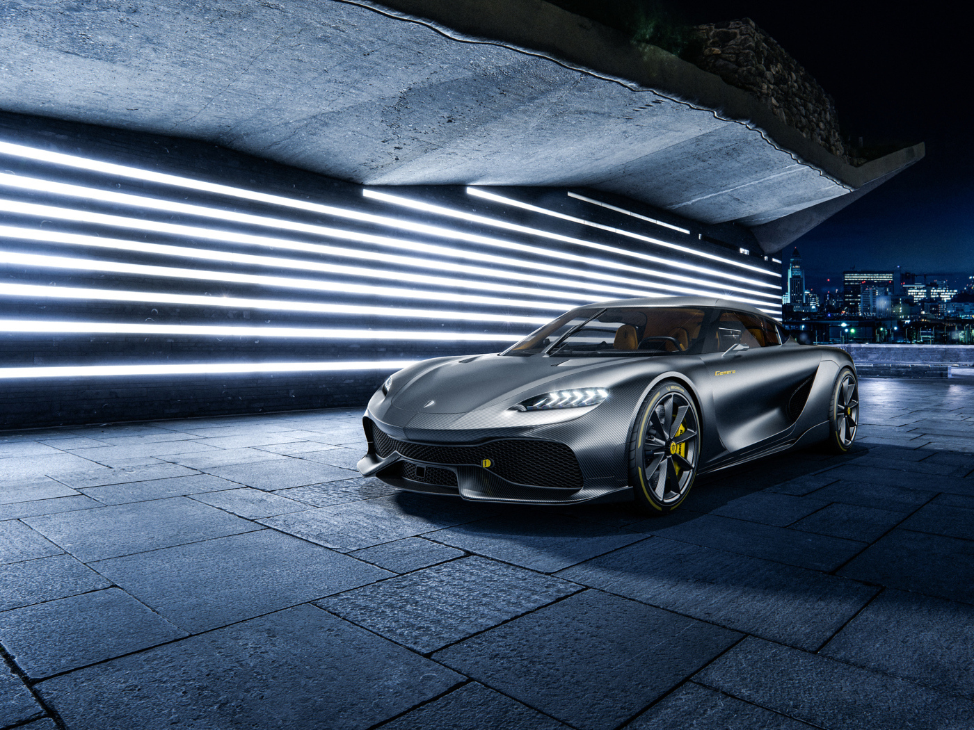 Серебристый автомобиль Koenigsegg Gemera на фоне города