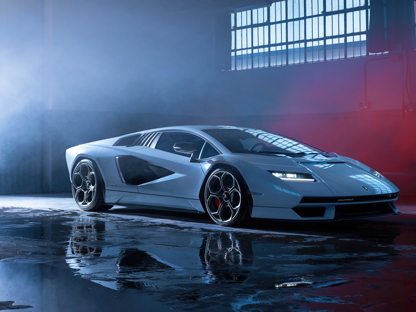 Автомобиль Lamborghini Countach LPI 800-4, 2022 года в ангаре