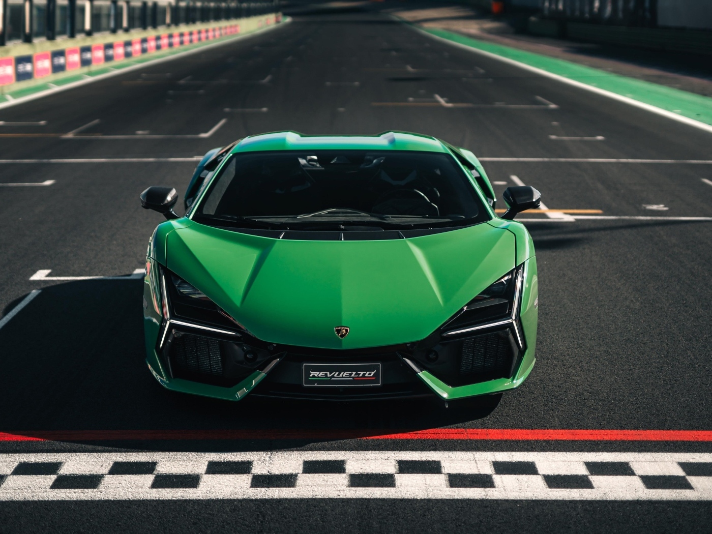 Зеленый спортивный автомобиль Lamborghini Revuelto 2023 года