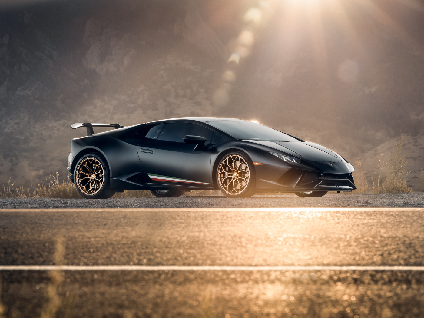 Автомобиль Lamborghini Huracan Performante в лучах солнца