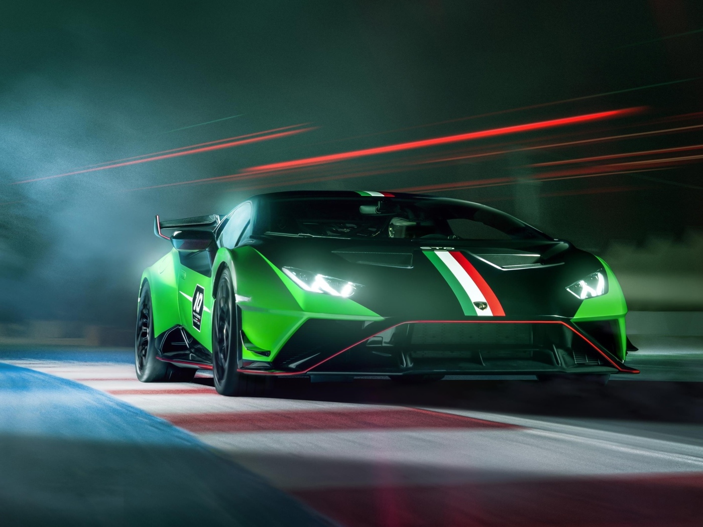 Автомобиль Lamborghini Huracan STO SC 10 Anniversario в дыму
